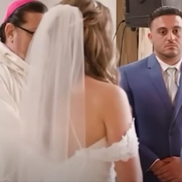 MLADOŽENJA OPSOVAO PRED SVEŠTENIKOM: Mlada zbog ovog odbila da ga poljubi, IZBILA BRUKA, svi su im se SMEJALI