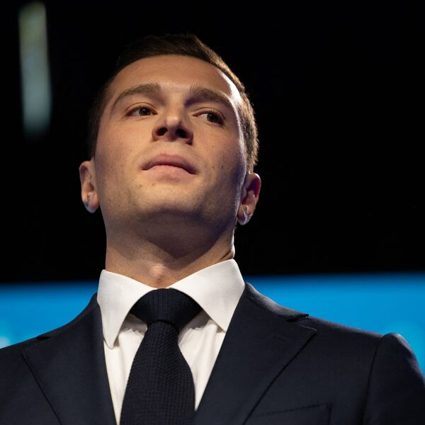 OVAJ LEPOTAN JE SLEDEĆI PREDSEDNIK FRANCUSKE? Ni sam APOLON MU NIJE RAVAN, pogledajte samo kako IZGLEDA! (FOTO)