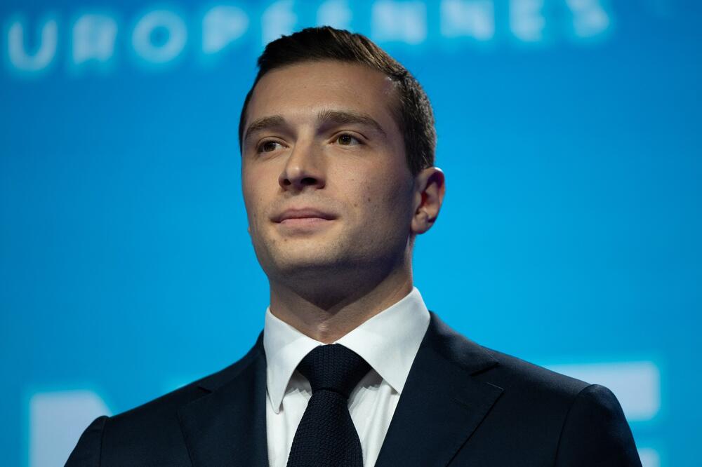 OVO JE DEVOJKA LEPOTANA KOJI JE IZAZVAO POTRESE U EVROPI: On kao sam APOLON, a ona... jedno vam neće PROMAĆI (FOTO)