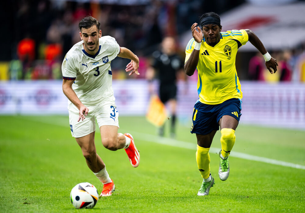 Nemanja Stojić u duelu sa Entonijem Elangom