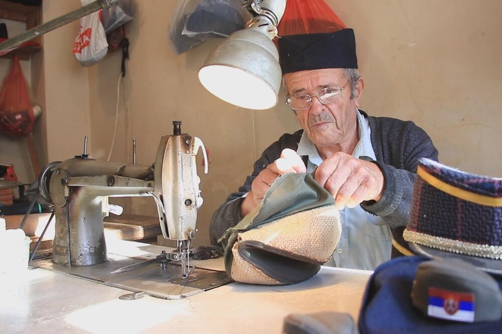 DEDA ĐORĐE IMA 90 GODINA, A I DALJE NE ODUSTAJE OD OVOG ZANATA! Kroji, šije, štepa - njegovi proizvodi obilaze svet