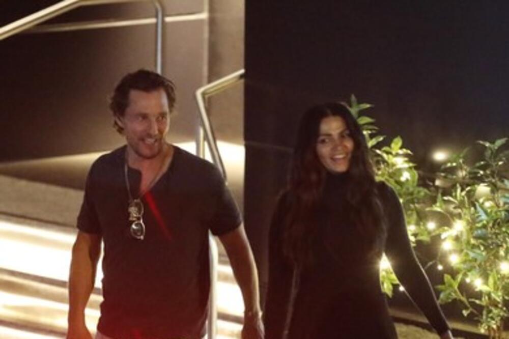 SRBI GA OBOŽAVAJU JER PODRŽAVA ĐOKOVIĆA, A 12 GODINA MU JE OVA ŽENA LJUBAV: Svekrva joj napravila pakao od života