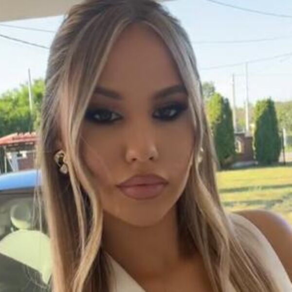 MATURANTKINJA IZ OBRENOVCA ZASENILA SVE KADA SE POJAVILA: U belom kompletu IZDOMINIRALA, svi su primetili (VIDEO)