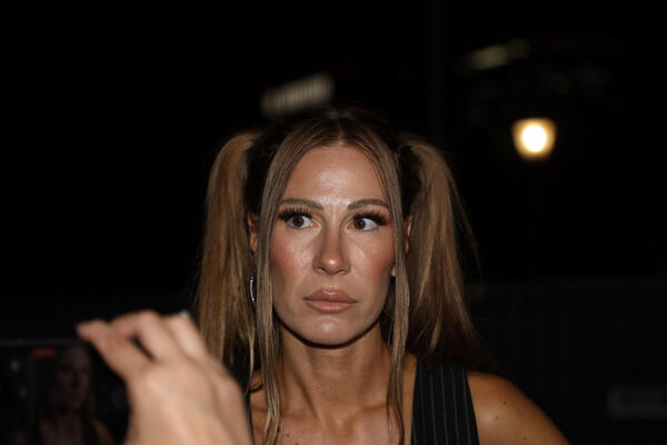 KUĆNI SNIMAK! Vesna zavodljivo njiše kukovima, a iza nje ZATEGNUTI PENZIONER BEZ MAJICE - da li je video Đole ovo?