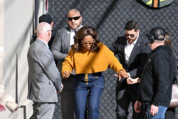 Šta se dogodilo? Voditeljku napali da nije htela da otvori put za evakuaciju nakon upozorenja - rizikovala živote?