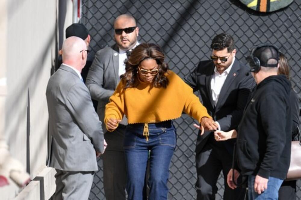 Šta se dogodilo? Voditeljku napali da nije htela da otvori put za evakuaciju nakon upozorenja - rizikovala živote?