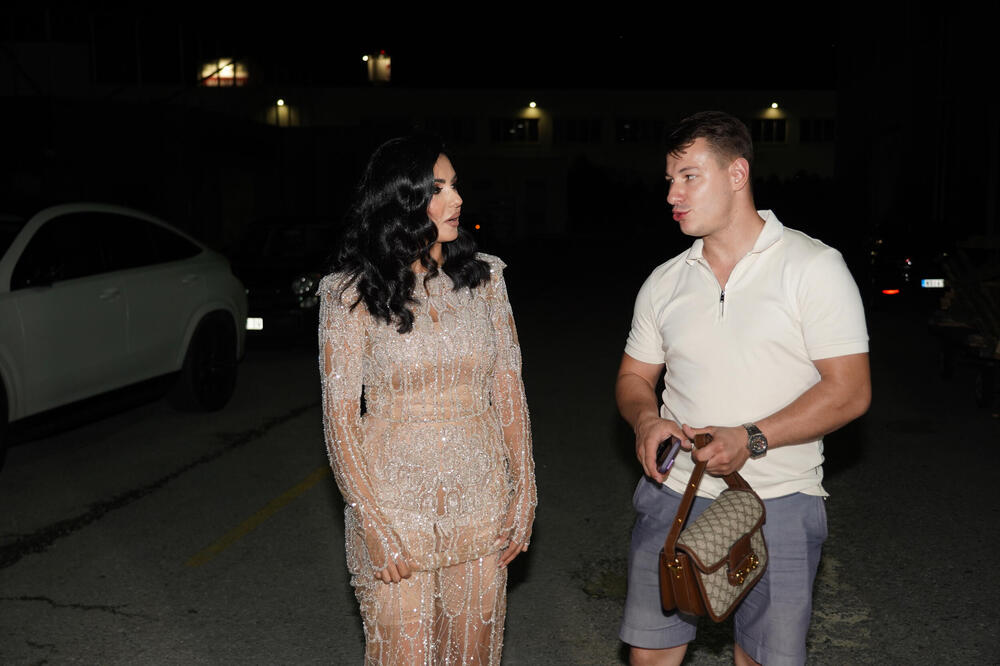 PEVAČICA I NJEN 11 GODINA MLAĐI DEČKO VOZE BESNU MAŠINU: Većina Srba o ovome može samo da sanja, evo gde su bili