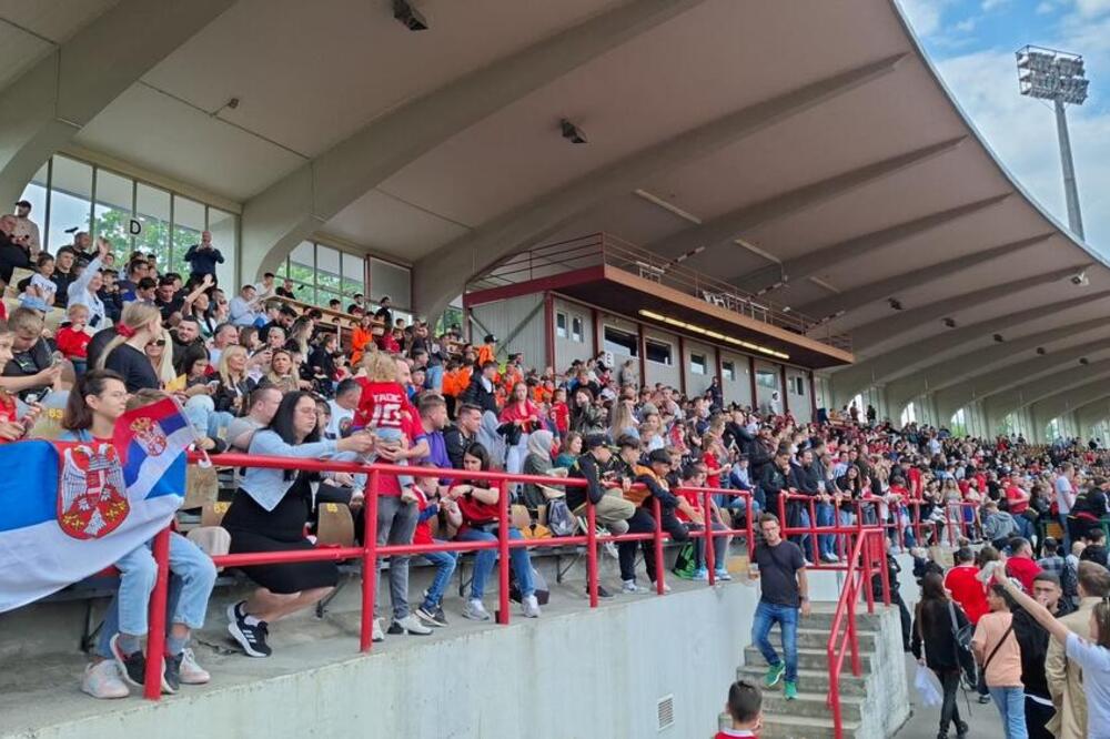 DEVOJČIĆA ZAPLAKALA ZBOG VLAHOVIĆA! (VIDEO)