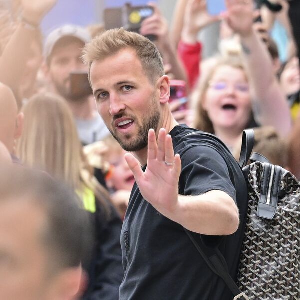 OVA PLAVUŠA JE ŽENA HARIJA KEJNA: Najluđa ljubavna priča koju ćete ikada čuti! (FOTO)