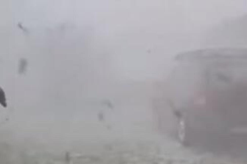 APOKALIPTIČNE SCENE U KLADOVU: Vetar nosi SVE PRED SOBOM, ne vidi se PRST PRED OKOM (VIDEO)