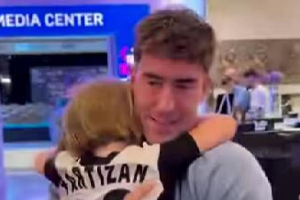 NAJEMOTIVNIJA SCENA SA EURA: Devojčica u dresu Partizana pala u Vlahovićev zagrljaj! (VIDEO)