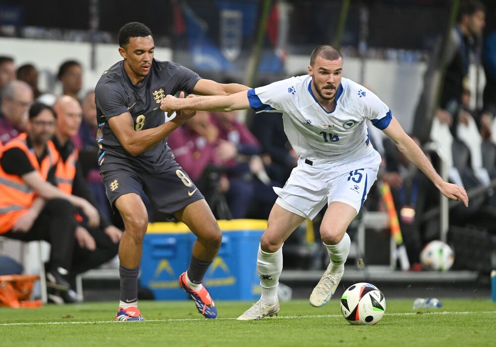 Duel Trenta Aleksandera-Arnolda i Nihada Mujakića (desno) na prijateljskoj utakmici Engleske i Bosne i Hercegovine