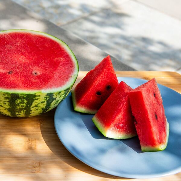 Kilo lubenice u Crnoj Gori naplaćuju papreno, a polovina još skuplja: Naplaćuju i da vam je iseku!