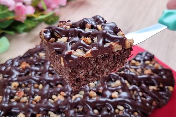 KAKAO KOLAČ OD SAMO 6 SASTOJAKA: Ukusna poslastica koja će se za samo POLA SATA biti na stolu