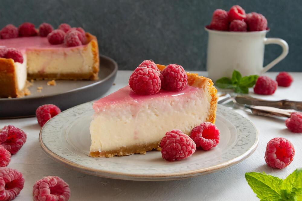 Ovo je najbrži kolač sa malinama koji ćete napraviti: Prelak je za pravljenje, a ukus je bezobrazno dobar