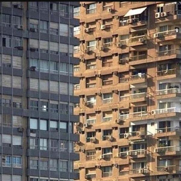 KOJA OD OVE 2 ZGRADE JE BLIŽA KAMERI? Slika izazvala NEVIĐENI RAT na mrežama, ljudi se SVAĐAJU oko odgovora (FOTO)