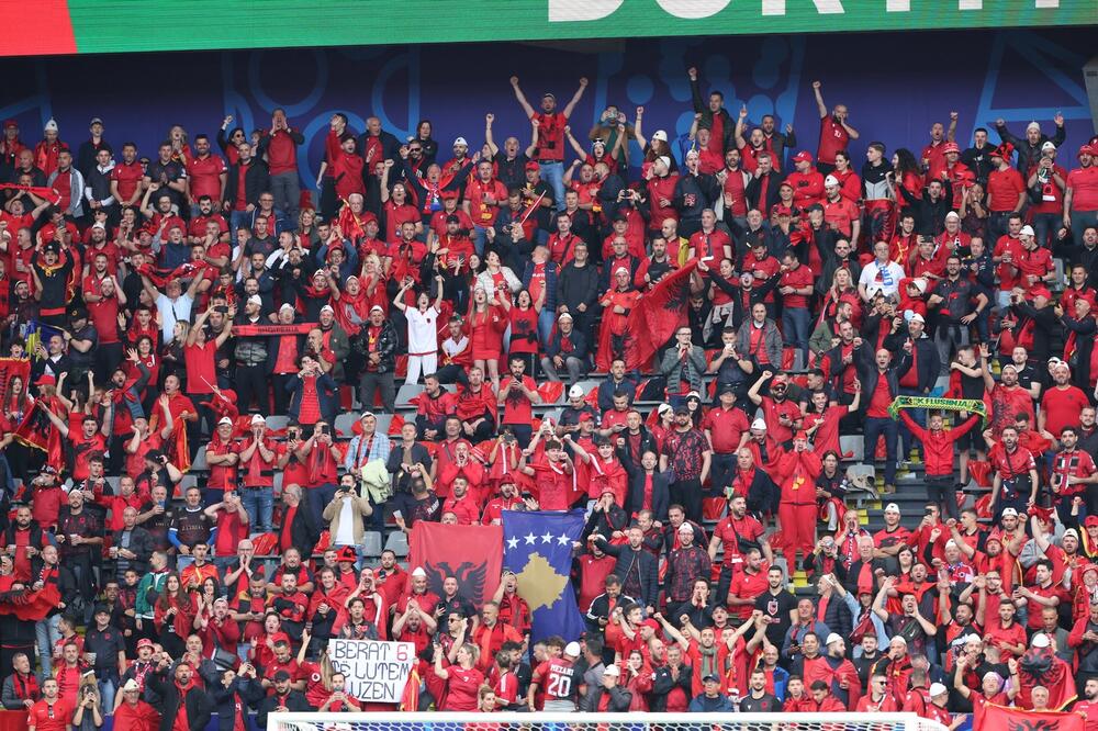 Sramno i užasno skandiranje navijača Albanije prilikom izlaska fudbalera Srbije na zagrevanje (Video)