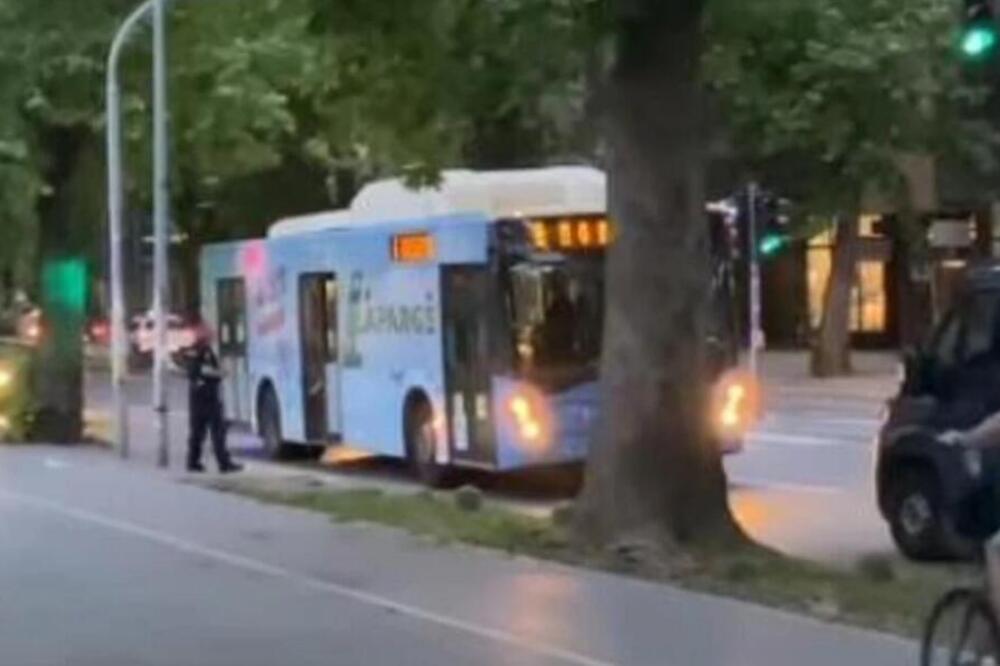 POLICAJCI U NOVOM SADU PRESRELI GRADSKI AUTOBUS: Iz vozila izveli grupu mladića i uhapsili ih! (VIDEO)