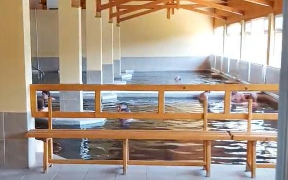 Ljudi u bazenu u Pačir Banji