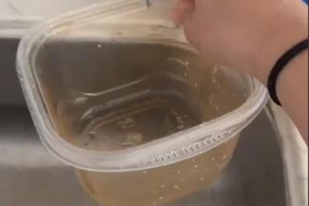 OVAKO ĆETE NAJLAKŠE OČISTITI MASNOĆU SA PLASTIČNIH POSUDA: Potrebno vam je samo 3 SASTOJKA i MINUT VREMENA