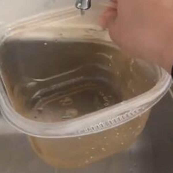 OVAKO ĆETE NAJLAKŠE OČISTITI MASNOĆU SA PLASTIČNIH POSUDA: Potrebno vam je samo 3 SASTOJKA i MINUT VREMENA