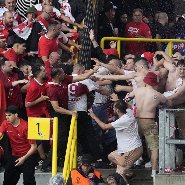 ŽESTOKA TUČA NAVIJAČA TURSKE I GRUZIJE! Pesničenje na stadionu koji prokišnjava (VIDEO)