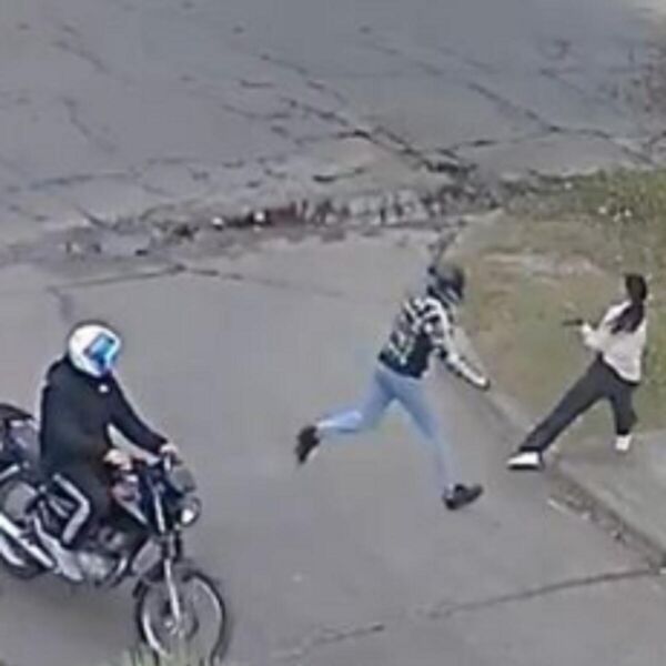 LOPOVI NAPALI ŽENU NA SRED ULICE, A ONA IZVADILA PIŠTOLJ: Usledio je PAKAO kad su saznali ČIME SE BAVI (VIDEO)