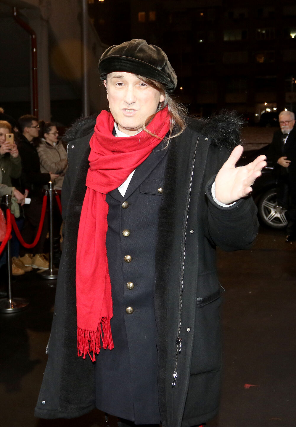 Bend 'Plavi orkestar' objavio je 1985. godine pesmu 'Bolje biti pijan nego star'