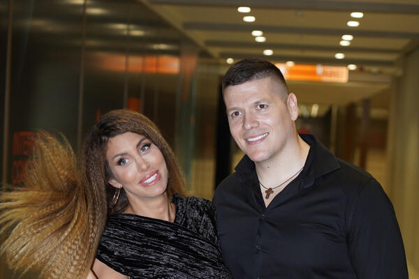 SLOBA RADANOVIĆ IMAO OPERACIJU, A EVO KAKO PEVAČ SADA IZGLEDA: Ne odvaja se od SUPRUGE Jelene, evo gde su bili