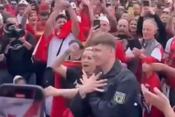 NEMAČKI POLICAJAC NA EVROPSKOM PRVENSTVU POKAZIVAO DVOGLAVOG ORLA SA ALBANICIMA: Bruke se nižu, SKANDAL! (VIDEO)