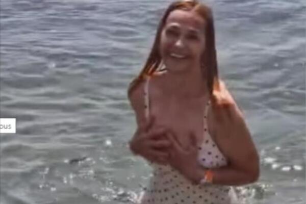 UDOVICA BALAŠEVIĆA SE SKINULA U BIKINI PA KRENULA DA DODIRUJE GRUDI: Ovakva ZATEGNUTOST se ne viđa često, KO PRAĆKA