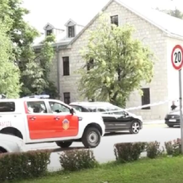 NAJMLAĐI OD BRAĆE, TEK IZAŠAO IZ PRITVORA, A IMA SAMO 20 GODINA: On je poginuo sa Roganovićem danas na Cetinju!