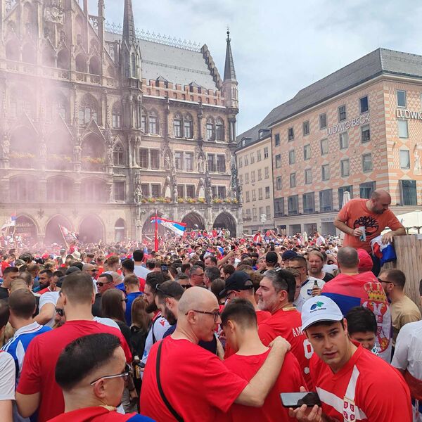 ČUVENI BIVŠI KAPITEN SRBIJE SA NAVIJAČIMA NA ULICAMA MINHENA! Oduševio prisutne svojim potezom (FOTO)