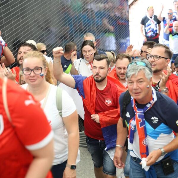 NAJLEPŠA SLIKA IZ MINHENA I PORUKA SRAMNIM PROVOKATORIMA! Slovenci i Srbi zadali domaći zadatak (FOTO)