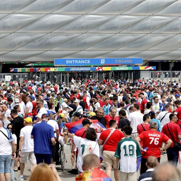 INCIDENT PRED MEČ SRBIJE I SLOVENIJE: Policija upotrebila silu, pa uhapsila SRPSKOG NAVIJAČA