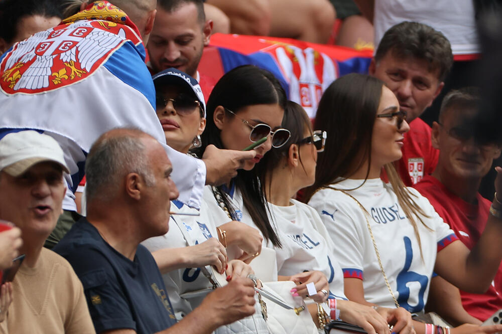 CECA BODRI GUDELJA SA TRIBINA, EVO I KO JE SA NJOM U DRUŠTVU: Detalj na njenom KAČKETU svima je privukao pažnju