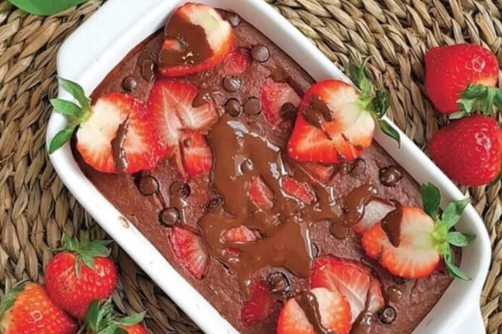 IZNUTRA KREMASTO UŽIVANJE KOJE OBLAŽE HRSKAVA KORICA: Čoko-čiz torta ostavlja bez teksta, TOPI SE U USTIMA