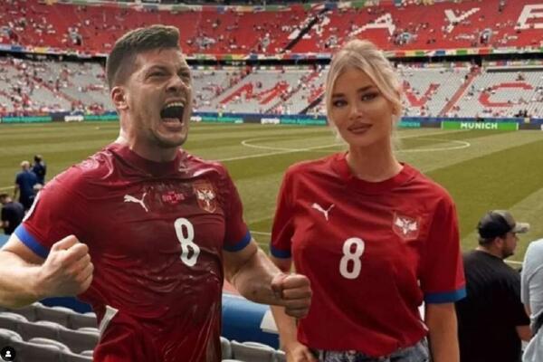 SOFIJA MILOŠEVIĆ SPREMNA ZA UTAKMICU SRBIJA-DANSKA: Lepa manekenka krenula u Minhen da BODRI Luku i ORLOVE
