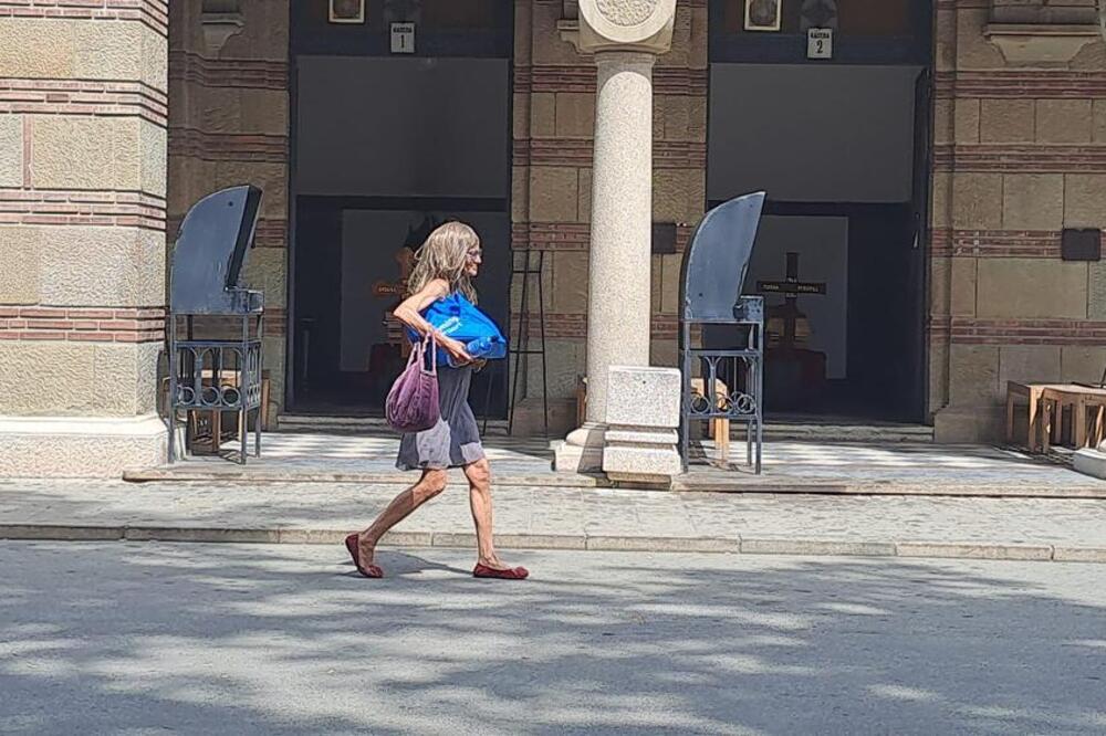 BEBI DOL STIGLA NA GROBLJE: Pevačica ne može da sakrije BOL