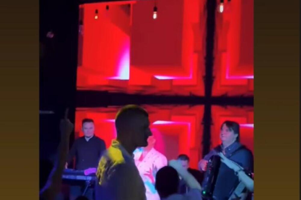 JOKIĆ LUDI ZA OVOM PEVAČICOM, A SADA JE UHVAĆEN I NA NJENOM NASTUPU: Nije se odvajao! (VIDEO)