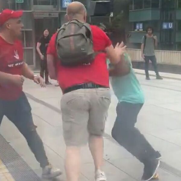 SRPSKI NAVIJAČI SE OBRAČUNALI SA TAMNOPUTIM MUŠKARCEM?! Sukob nastao pored voza (VIDEO)