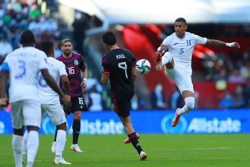 Kevin Arijaga (desno) u dresu Hondurasa na gostovanju Meksiku u kvalifikacijama za Svetsko prvenstvo 2022. godine