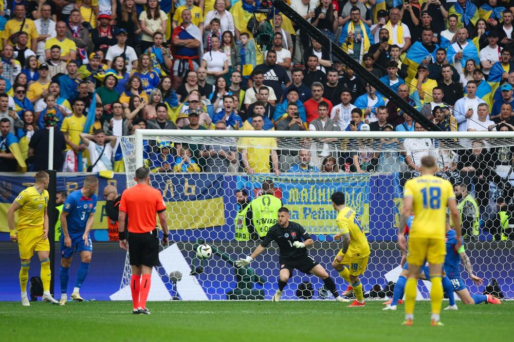 UKRAJINCI OKRENULI SLOVAKE: Haos u Grupi E, Jeremčuk ČOVEK ODLUKE