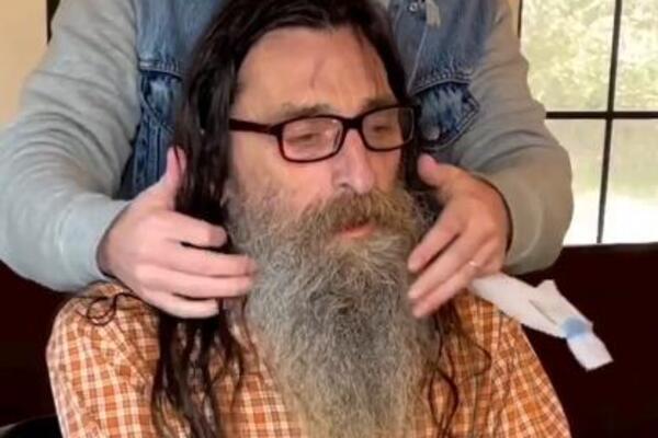 FRIZER ODVEO BESKUĆNIKA U SALON, PA POČEO DA GA ŠIŠA: Ono što je napravio OD NJEGA je PRAVO ČUDO, svi ZANEMELI