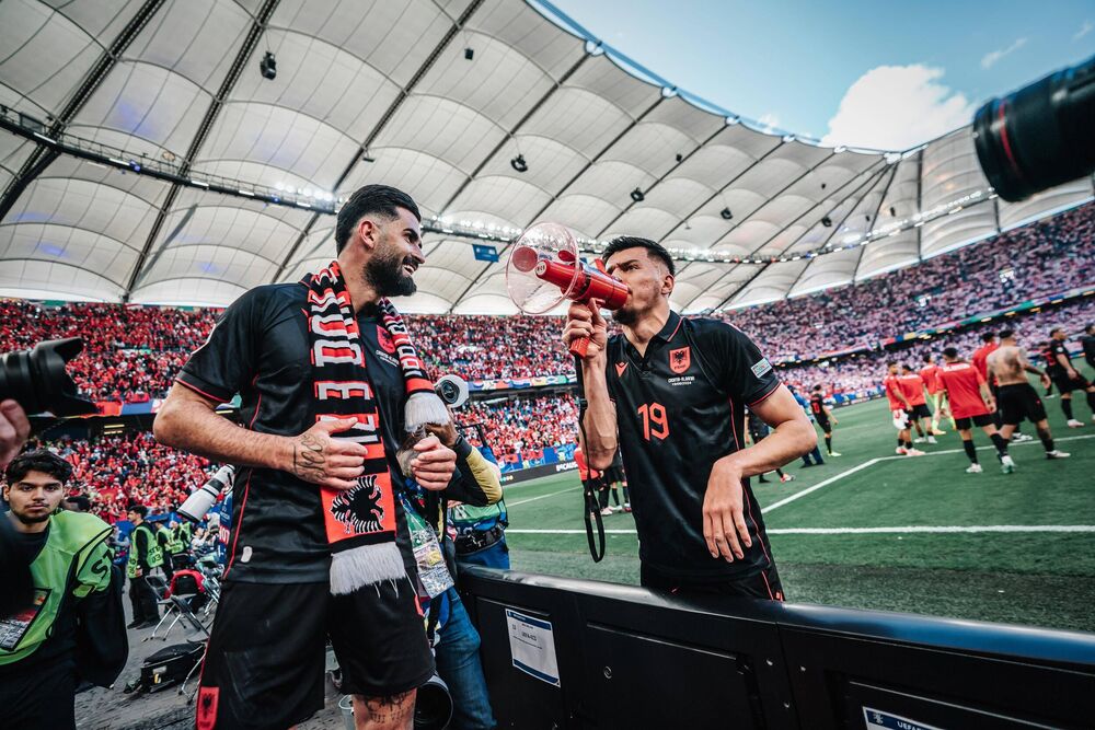 Elseid Hisaj i Mirlind Daku sa navijačima posle utakmice Hrvatske i Albanije