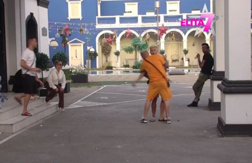 Ša nasrnuo na Uroša