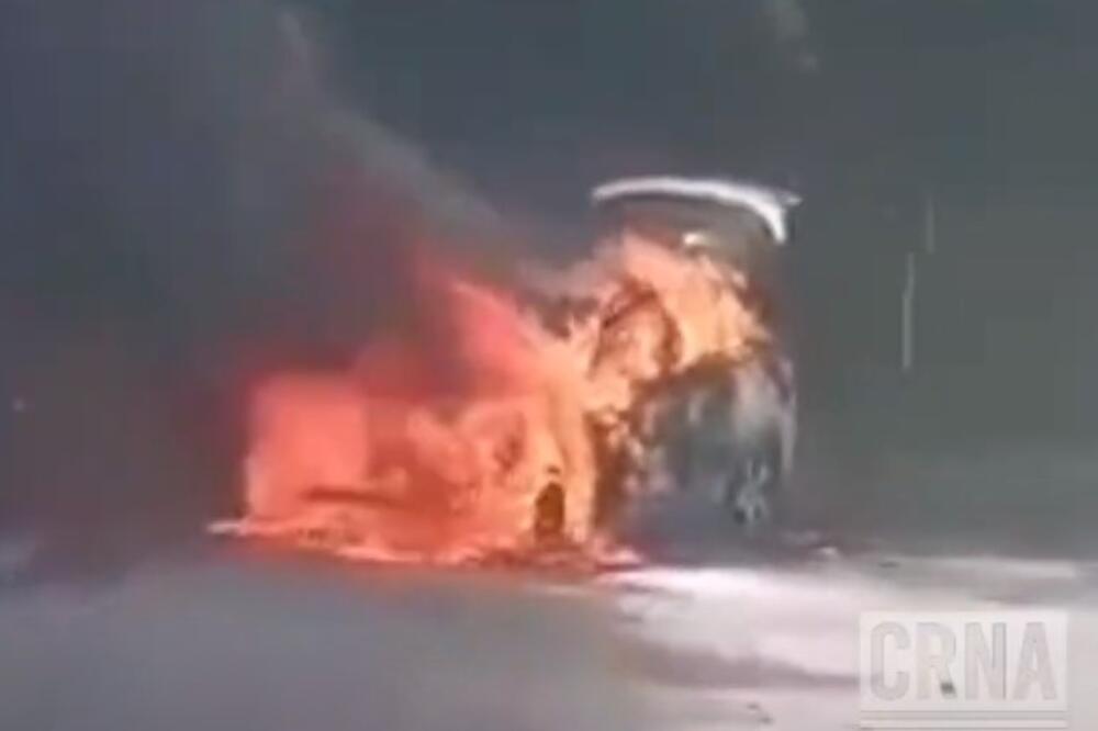 UZNEMIRUJUĆI SNIMAK STRAVIČNOG POŽARA KOD DOBOJA: Auto IZGOREO dok je vozač bio u njemu (VIDEO)