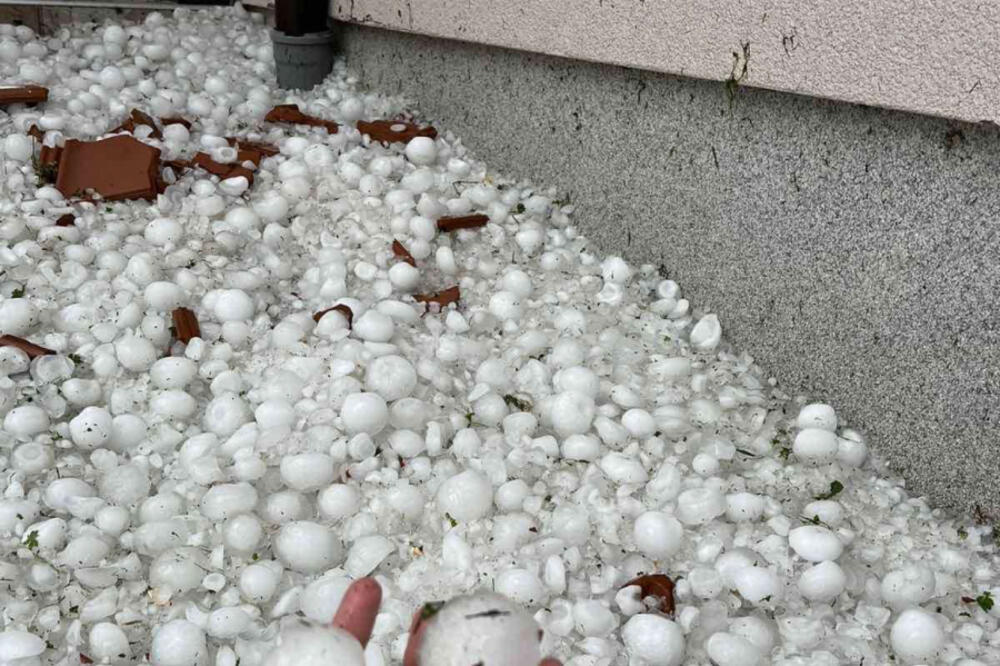 TUŽNE SCENE NAKON NEVREMENA U OSEČINI: Mrtve životinje, razlupani automobili - MEŠTANI U SUZAMA (FOTO)