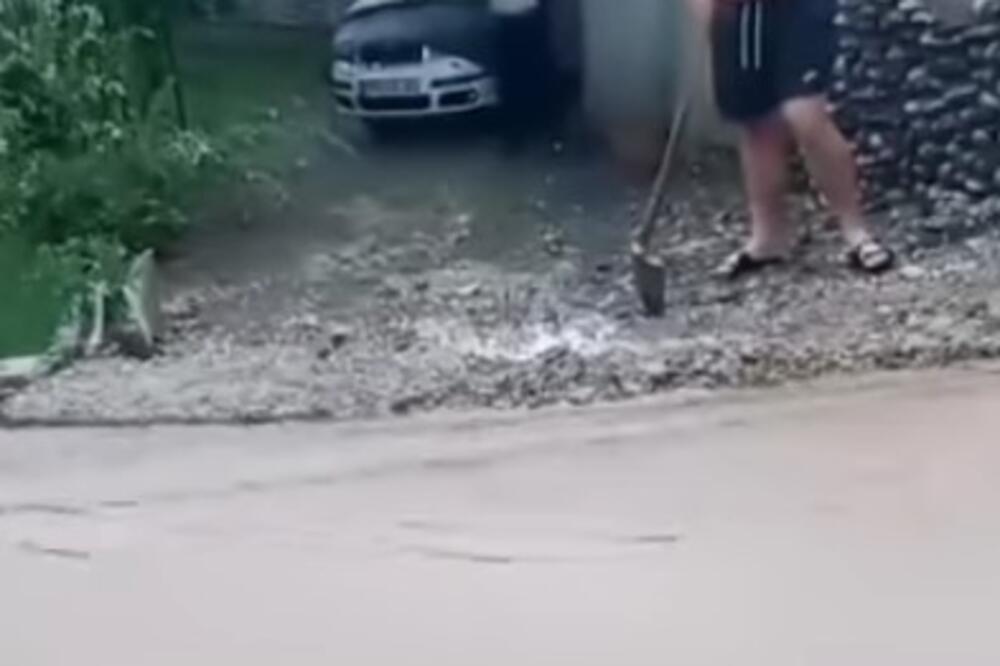 POSLEDICE STRAŠNOG NEVREMENA U PRIJEPOLJU: Od količine padavina IZLIO SE POTOK, uništeni usevi i automobili (VIDEO)