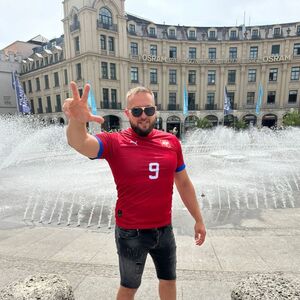 ŽENA MU HODAJUĆA ATRAKCIJA! Skinula se supruga PEVAČA IZ GRANDA - zbog Sneže popadale vilice